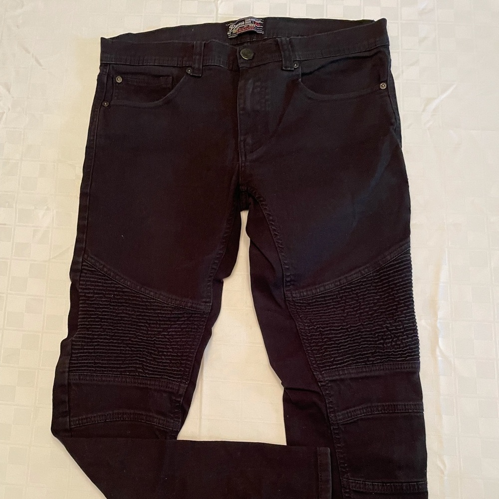 Black jeans w knee detailing